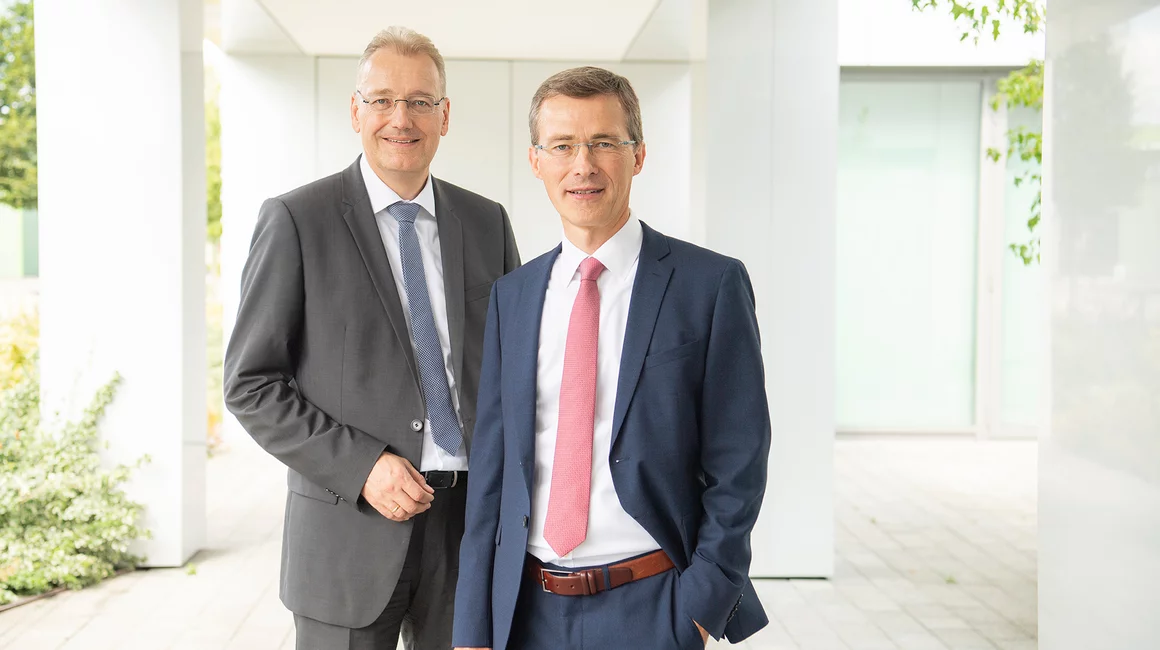 Frank Meier (re.), Vorstandsvorsitzender der Stadtwerke Kiel AG, und Dr. Jörg Teupen, Vorstand Technik und Personal, sehen durch die Auszeichnung die langfristige Strategie ihres Unternehmens bestätigt.