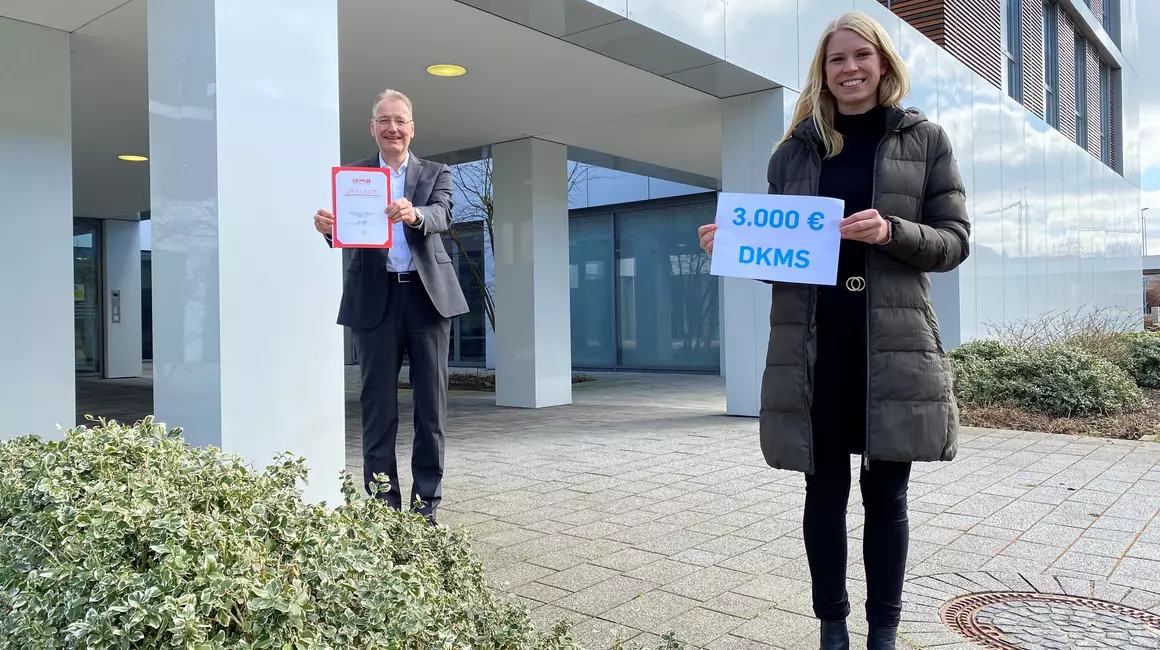 Derzeit ist auch ein Zusammentreffen mit der DKMS nicht möglich, um die Spende offiziell zu überreichen: Dr. Jörg Teupen und Saskia Ebert freuen sich trotzdem über die Urkunde der DKMS, die mit der Post gekommen ist.