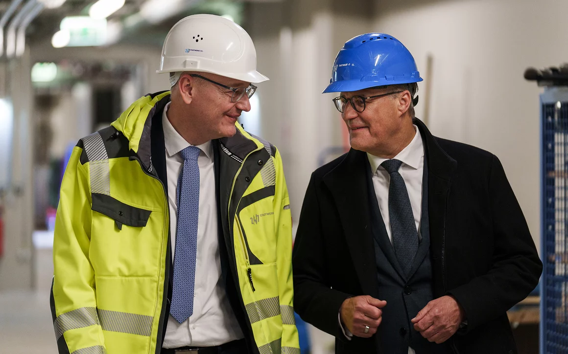 Stadtwerke Kiel und INNIO setzen weltweit Maßstäbe für Klimaneutralität: Dr. Jörg Teupen, Stadtwerke Kiel (li.), und Dr. Olaf Berlien, INNIO, sind sich einig.
