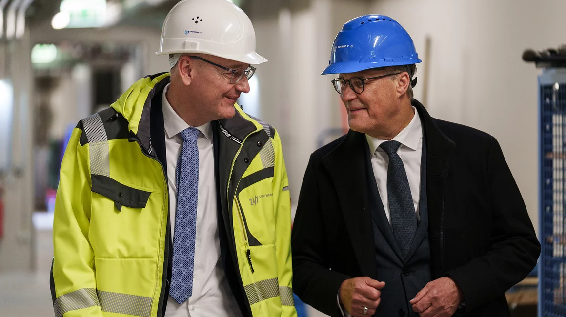 Stadtwerke Kiel und INNIO setzen weltweit Maßstäbe für Klimaneutralität: Dr. Jörg Teupen, Stadtwerke Kiel (li.), und Dr. Olaf Berlien, INNIO, sind sich einig.