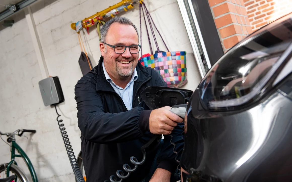 Als Stromtankstelle für ihr Elektroauto hat sich die Familie gleich auch noch eine Wallbox in der Garage installieren lassen, die ebenfalls aus der nachhaltigen Sonnenenergie vom Dach gespeist wird.