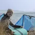 Mario Rodwald mit Kite und Board in einer Düne sitzend.