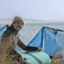 Mario Rodwald mit Kite und Board in einer Düne sitzend.
