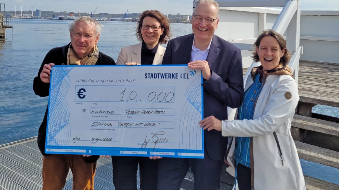 Verbreiteten frische Energie bei der Spendenübergabe: Rolf Kalippe, Rudergesellschaft Germania von 1882 e.V., Nicole Schröder (SKK Geschäftsführerin), Dr. Jörg Teupen, Vorstand Technik und Personal Stadtwerke Kiel, und Maja Darmstadt, Verband der Kieler Schüler Rudervereine (v.li.n.re.)