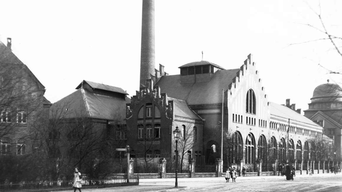 Hier startete die öffentliche Stromversorgung: Das Kraftwerksgebäude, Blick aus der Goethestraße, hat weiterhin einen zentralen Platz für die Kieler Energieversorgung. Im Hintergrund ist die Synagoge zuerkennen, die von 1909 bis 1938 existierte.