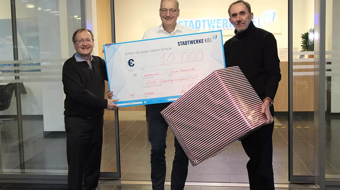 Schon Tradition: Statt vieler kleiner Weihnachtspräsente überreicht Dr. Jörg Teupen (mi.) symbolisch 10.000 Euro an Rainer Selchau-Hansen (li.) und Hans-Werner Josam vom Kieler Spendenparlament.