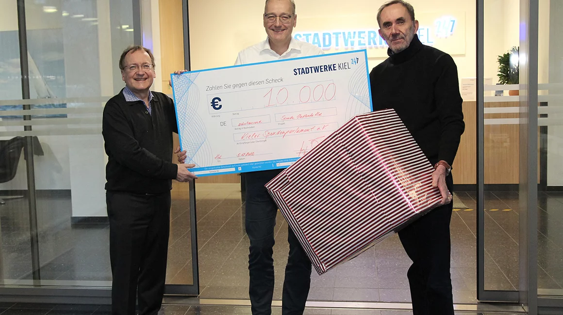 Schon Tradition: Statt vieler kleiner Weihnachtspräsente überreicht Dr. Jörg Teupen (mi.) symbolisch 10.000 Euro an Rainer Selchau-Hansen (li.) und Hans-Werner Josam vom Kieler Spendenparlament.