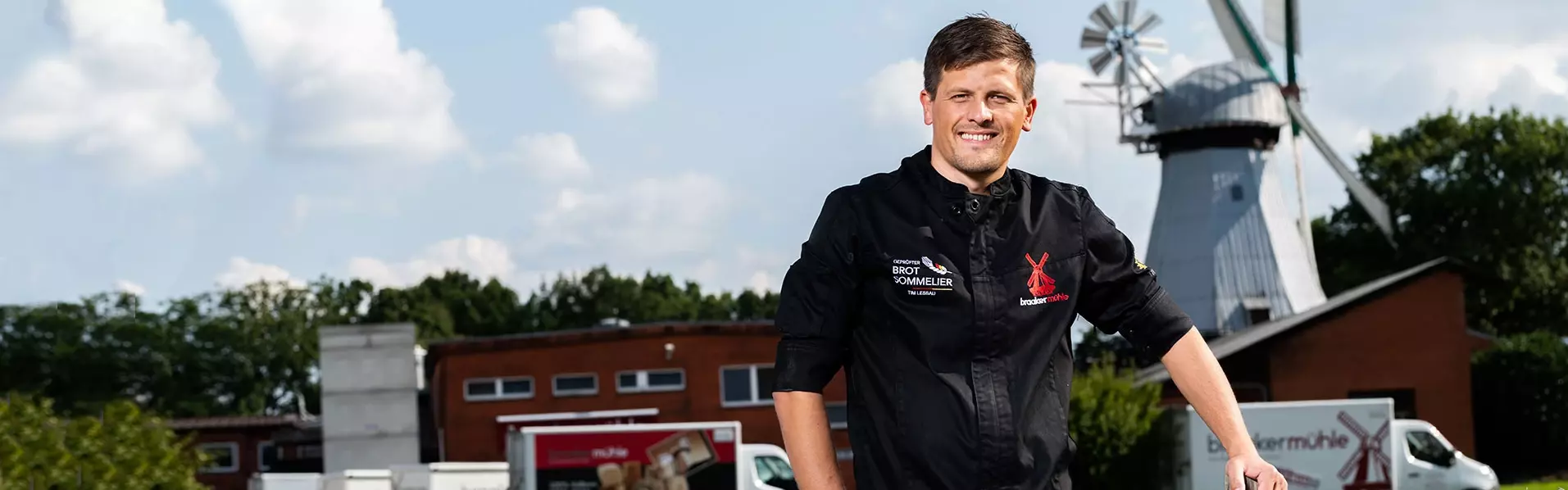 Firmenkunde Tim Lessau vor der Braaker Mühle