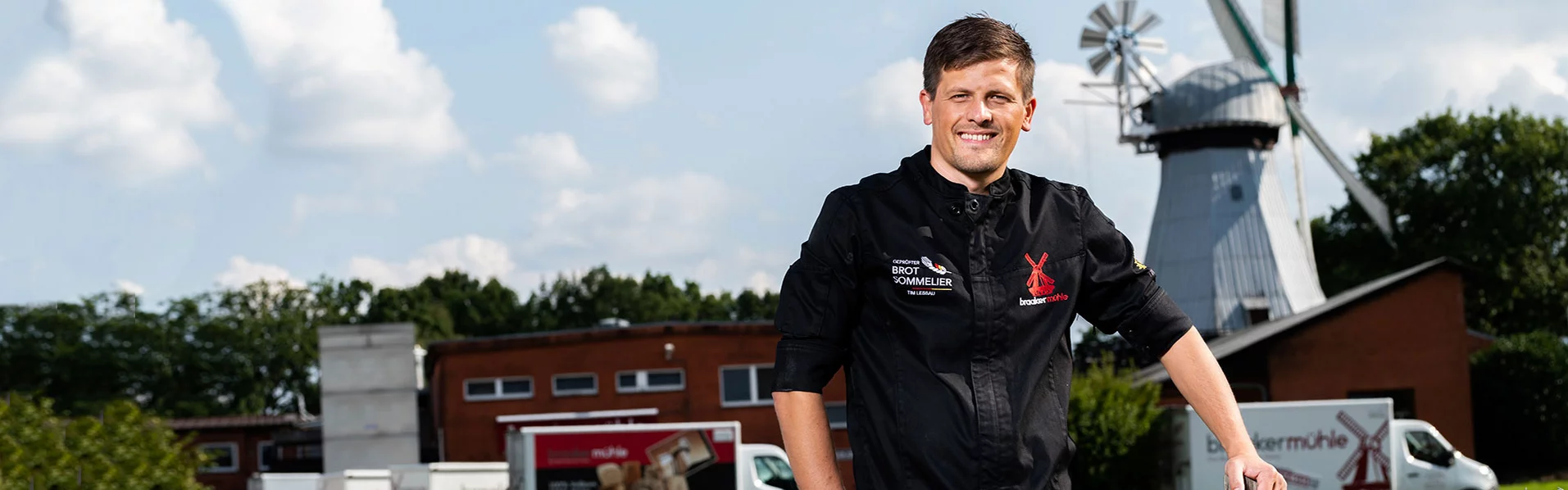 Firmenkunde Tim Lessau vor der Braaker Mühle