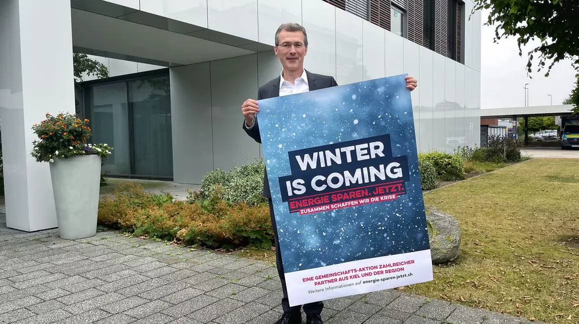 Frank Meier präsentiert eines der Motive, die mit einer klaren Botschaft den Ernst der Lage verdeutlichen.