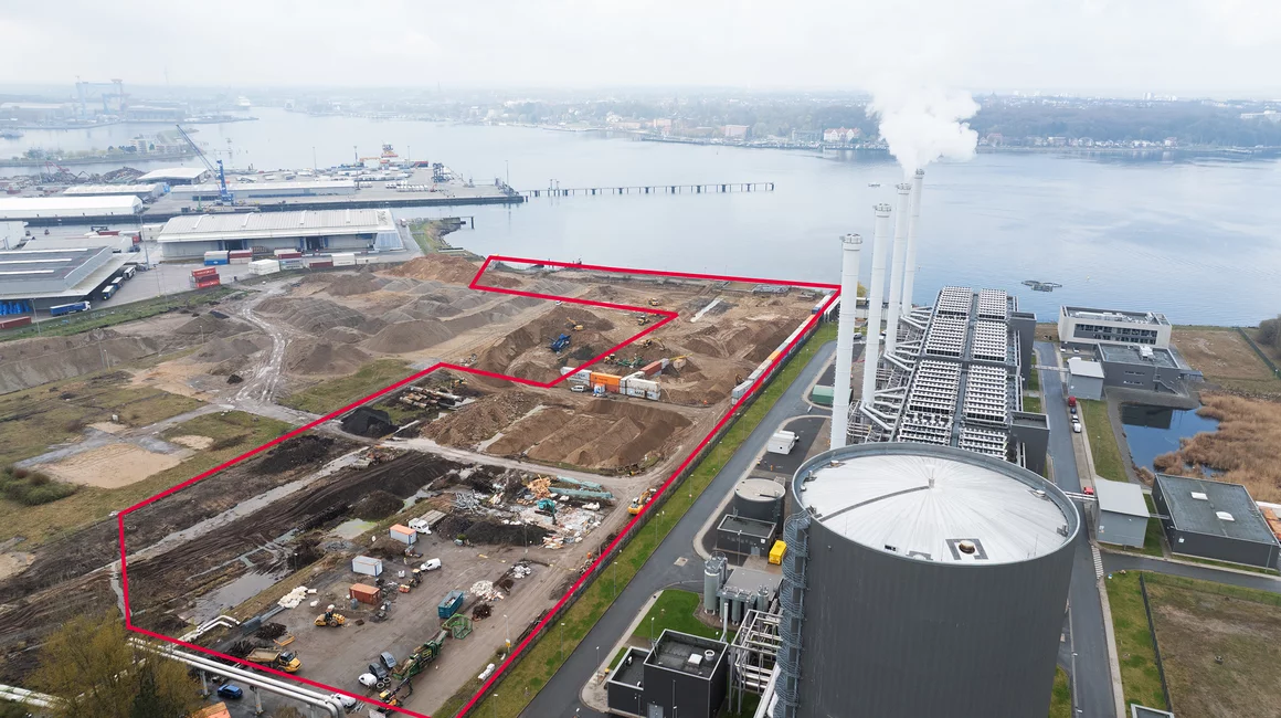 Auf der grob rot eingezeichneten Fläche von rund drei Hektar suchen die Stadtwerke Kiel derzeit nach Kampfmitteln aus vergangenen Kriegszeiten.