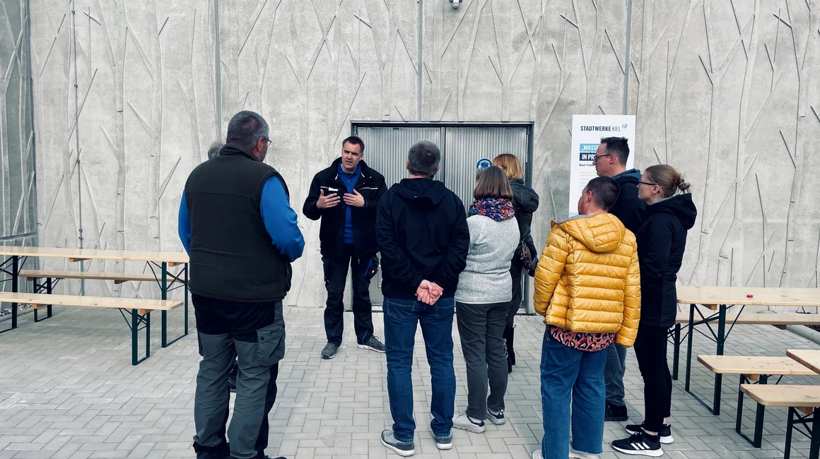 Gunnar Bandholz, Betriebsmeister Stadtwerke Kiel, erklärt die Funktionsweise des neuen Trinkwasserspeichers während einer der Führungen.