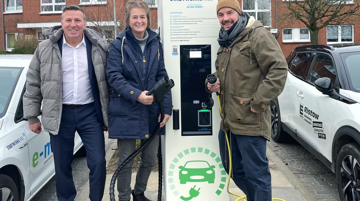 Hildegard Mersmann, Jan Zander (li.) und Alexander Ristow präsentieren die Ladesäule mit zwei Ladepunkten, die auch eine Schnellladefunktion bietet. Hildegard Mersmann, Jan Zander (li.) und Alexander Ristow präsentieren die Ladesäule mit zwei Ladepunkten, die auch eine Schnellladefunktion bietet.