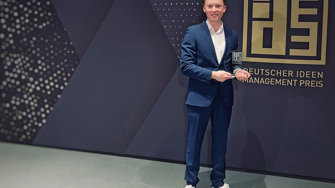 Jan Kutter entwickelte während seiner Ausbildung eine Idee zur Digitalisierung von Notfall-Handbüchern und erhielt hierfür Silber in der Kategorie „Beste Azubi Idee“.