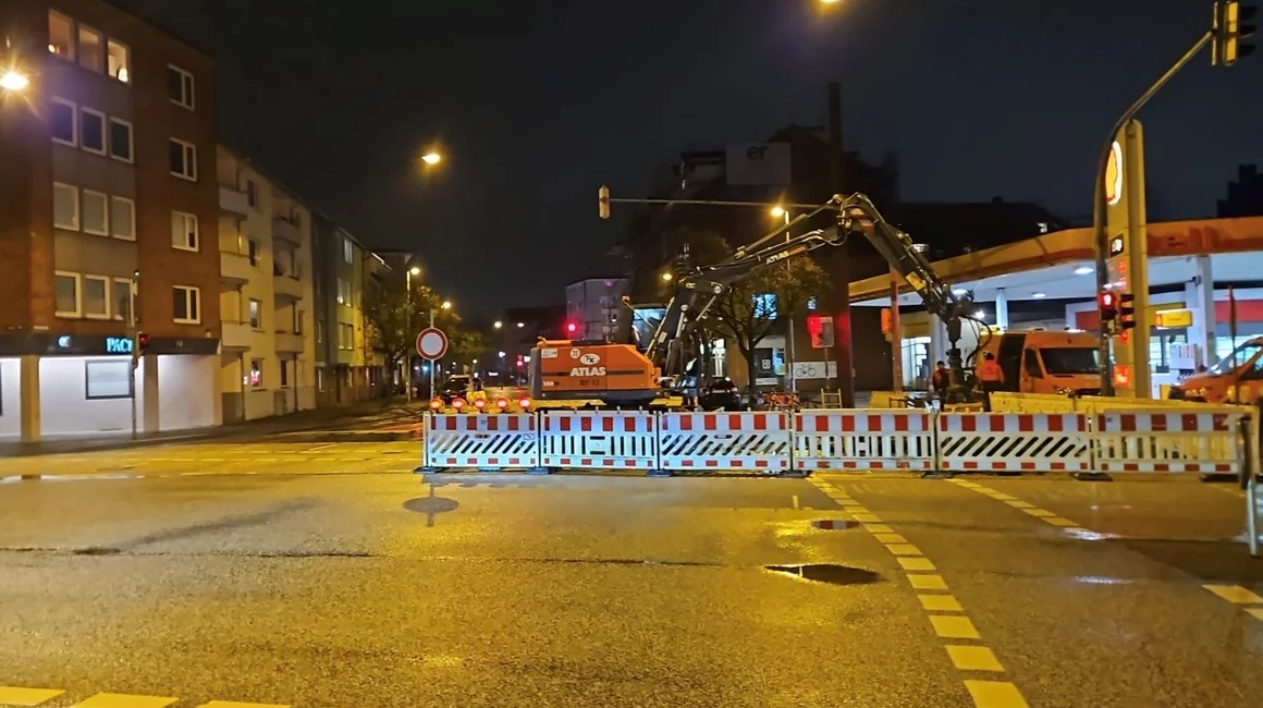 Im Zuge der umfangreichen Tiefbauarbeiten ist das Rechtsabbiegen aus dem Knooper Weg sowie die Geradeausspur aus der Olshausenstraße in die Beseler Allee derzeit gesperrt.