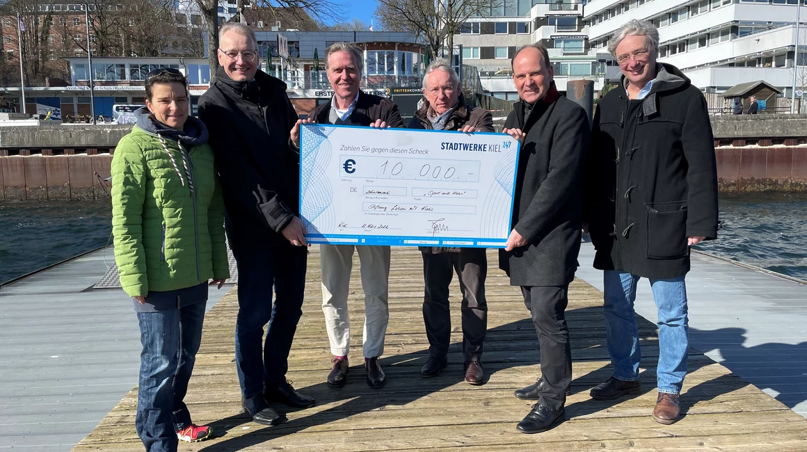 Dr. Jörg Teupen (2.v.li.) überreichte auf dem Rudersteg vom EKRC e.V. die Spende an Vertreterinnen und Vertreter des Städtischen Krankenhaus Kiel, der Stiftung Leben mit Krebs, dem Ersten Kieler Ruder-Club und der Rudergesellschaft Germania. Dr. Jörg Teupen (2.v.li.) überreichte auf dem Rudersteg vom EKRC e.V. die Spende an Vertreterinnen und Vertreter des Städtischen Krankenhaus Kiel, der Stiftung Leben mit Krebs, dem Ersten Kieler Ruder-Club und der Rudergesellschaft Germania.