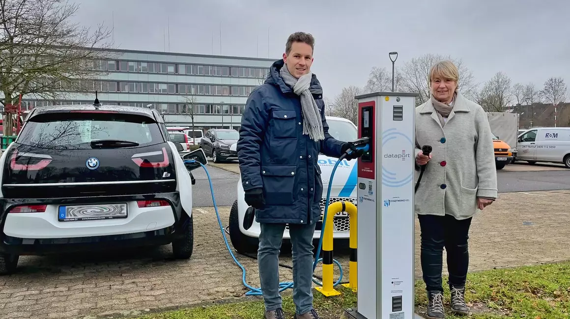 Wiebke Otto (re.), Dataport, und Jurek Schwekendiek, Stadtwerke Kiel, testen zwei der 20 öffentlich zugänglichen Ladepunkte auf dem Dataport-Gelände.
