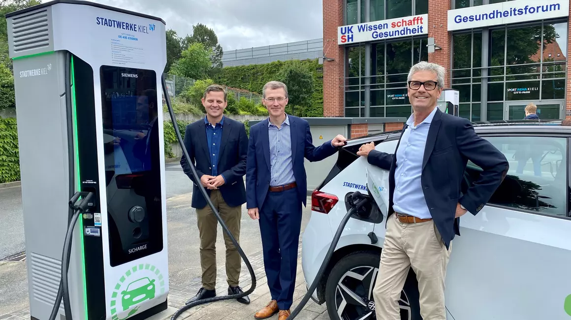 Die Stadtwerke Kiel und CITTI erweitern ihr Angebot für E-Mobilisten: Jan Meyer (CITTI), Frank Meier (Stadtwerke Kiel) und Harald Rottes (CITTI) 