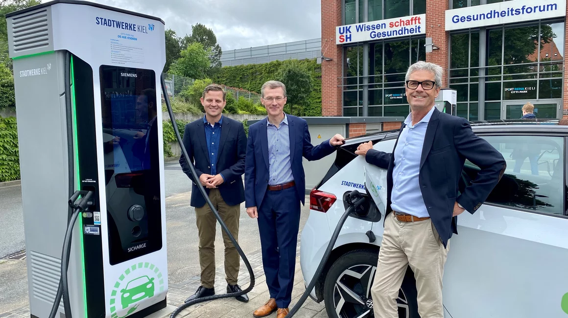 Die Stadtwerke Kiel und CITTI erweitern ihr Angebot für E-Mobilisten: Jan Meyer (CITTI), Frank Meier (Stadtwerke Kiel) und Harald Rottes (CITTI) 