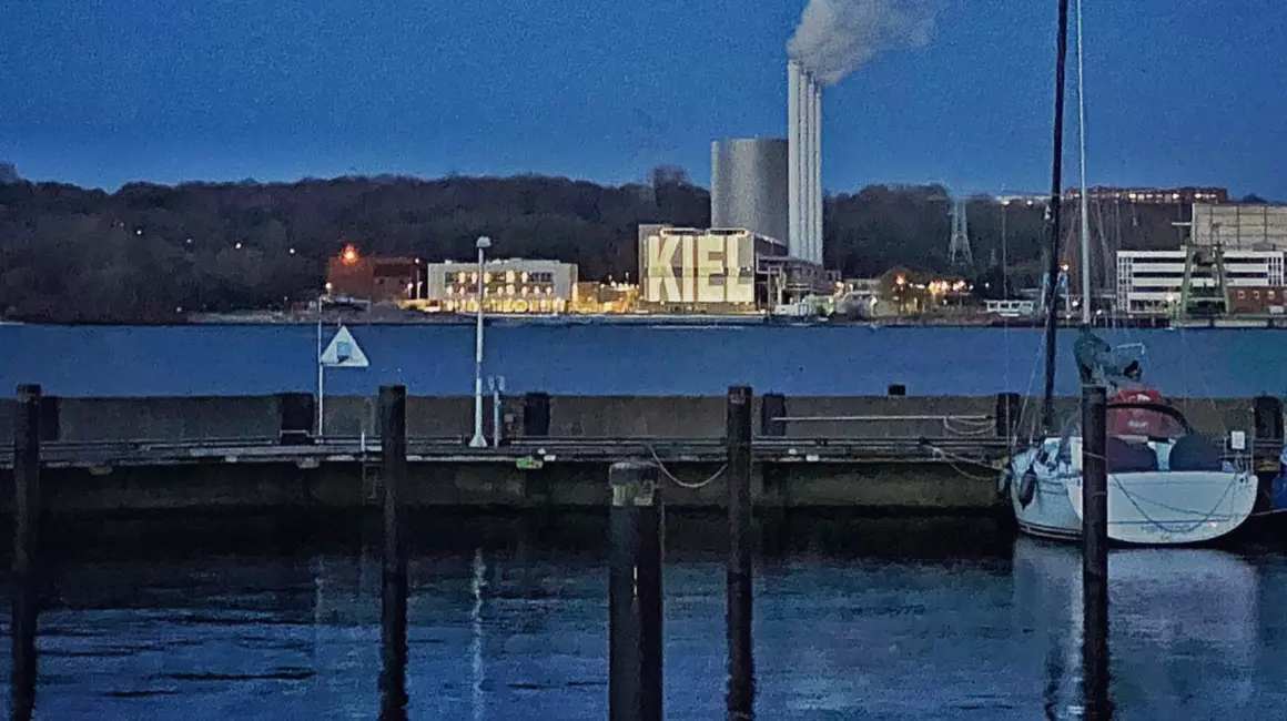 Im Rahmen des Beamertests projizierten die Stadtwerke Kiel verschiedenste Motive auf die Stirnseite der Motorenhalle.