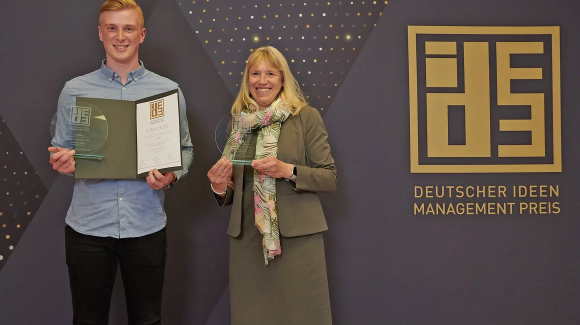 Branchenübergreifend bundesweit beste Azubi-Idee: Maximilian Köpke und Petra Neumann präsentieren die Auszeichnungen (Foto: Susanne Mölle)
