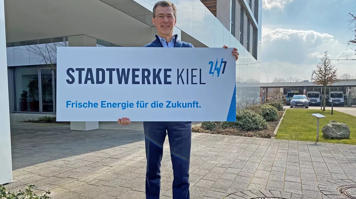 Das überarbeitete Logo und der neue Claim sind für Stadtwerke-Vorstand Frank Meier visuelles Zeichen für Regionalität und Zukunftsfähigkeit seines Unternehmens.