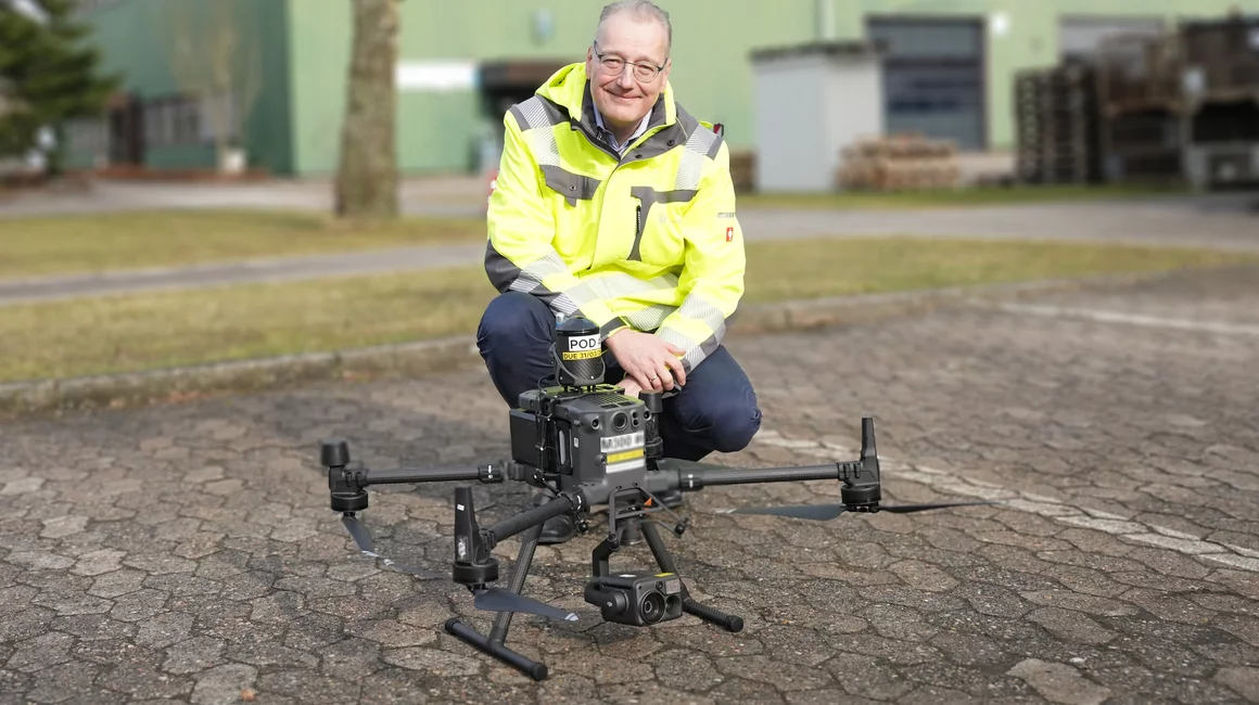 Dr. Jörg Teupen, Vorstand für Technik und Personal der Stadtwerke Kiel AG, lässt im März das Fernwärmenetz mit speziellen Drohnen überfliegen, um Wärmeverluste aufzuspüren.