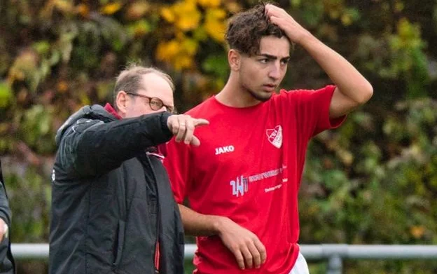 „Doch dieser freiwillige Einsatz ist für alle Organisation, Initiativen und Vereine von existenziellem Wert. Die Kids brauchen uns“, ruft Hartwig abschließend auf, sich ehrenamtlich zu engagieren. „Doch dieser freiwillige Einsatz ist für alle Organisation, Initiativen und Vereine von existenziellem Wert. Die Kids brauchen uns“, ruft Hartwig abschließend auf, sich ehrenamtlich zu engagieren.