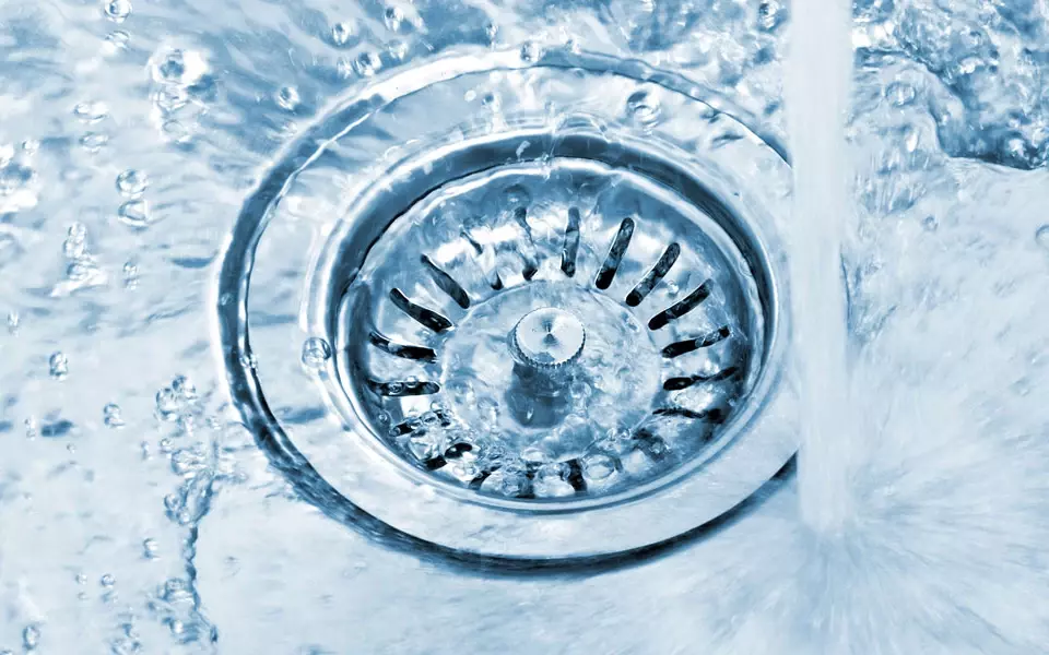 Wasser läuft durch Wasserabfluss in Waschbecken