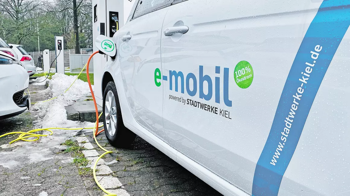 Für die Stadtwerke Kiel sind E-Autos alltagstauglich. Dies beweist die tägliche Nutzung sowie die über 250.000 gefahrenen Kilometer im Jahr 2020.