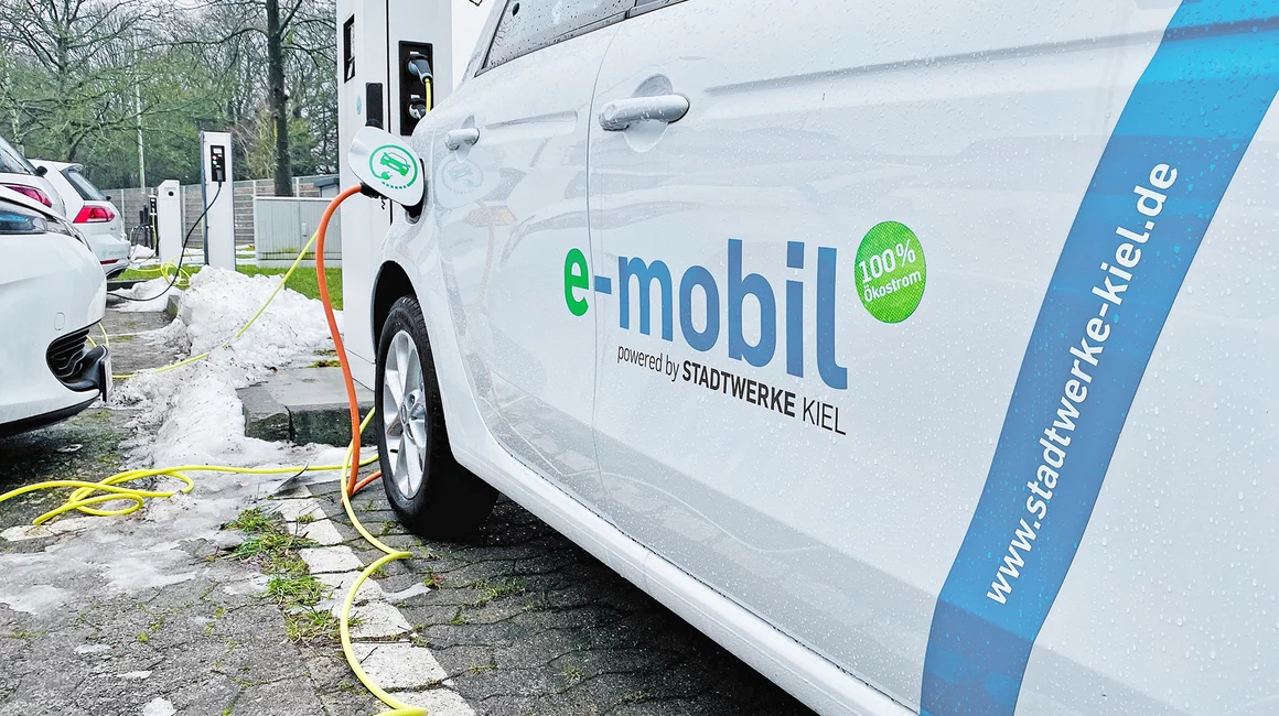 Für die Stadtwerke Kiel sind E-Autos alltagstauglich. Dies beweist die tägliche Nutzung sowie die über 250.000 gefahrenen Kilometer im Jahr 2020.