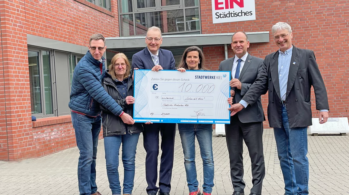 Dr. Jörg Teupen (3.v.li.) überreichte den Spendenscheck an Dr. Roland Ventzke (2.v.re.) und Volker Zaehle (re.), Stiftung Leben mit Krebs. Astrid Schulz (3.v.re.), Leitung Programm Sport und Krebs im SKK, Andreas Harm (li.), Erster Kieler Ruder-Club, und Karin Petersen (2.v.li.), Rudergesellschaft Germania e.V., freuen sich auch über die finanzielle Unterstützung.