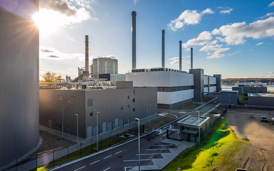 Küstenkraftwerk mit Wärmespeicher, Motorenhallen und Leitstellengebäude an der Förde