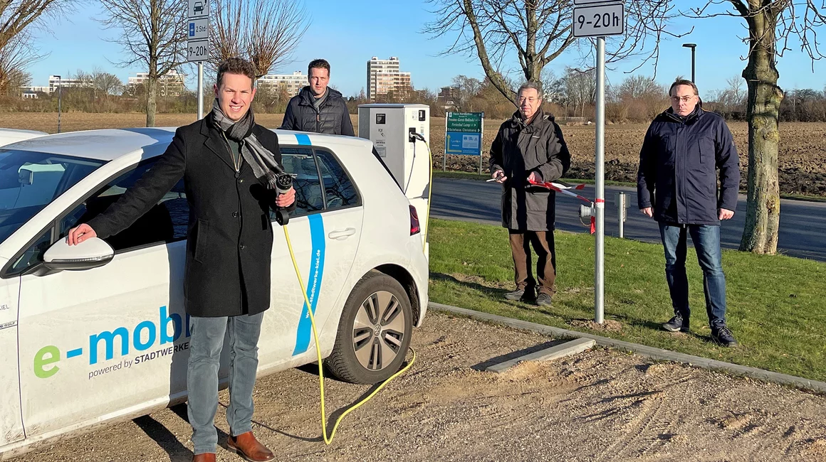 Weihten die E-Ladesäule auf dem EDEKA-Parkplatz in Wendtorf feierlich ein (v.li.): Jurek Schwekendiek, Stadtwerke Kiel, Nils Alpen, EDEKA-Alpen, Claus Heller, Bürgermeister Wendtorf, Hauke Schmidt, Kreis Plön