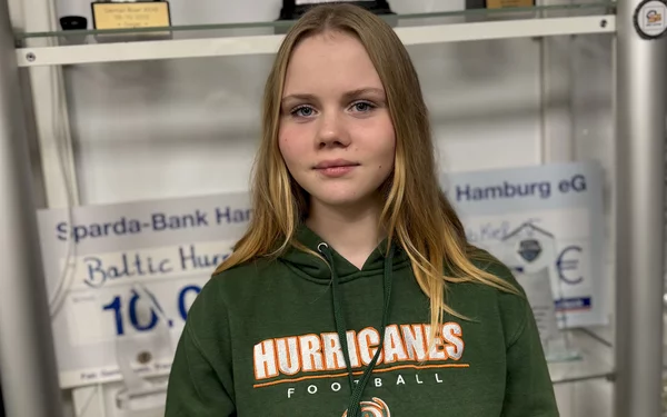 Annika Frutig mit Baltic Hurricanes Pullover ist zu sehen. Ein junges Mädchen mit blonden Haaren.