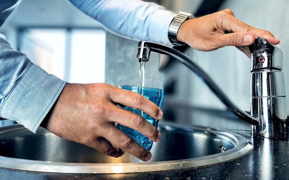 Was kann ich tun, damit eingetrübtes Wasser wieder klar aus dem Hahn fließt?