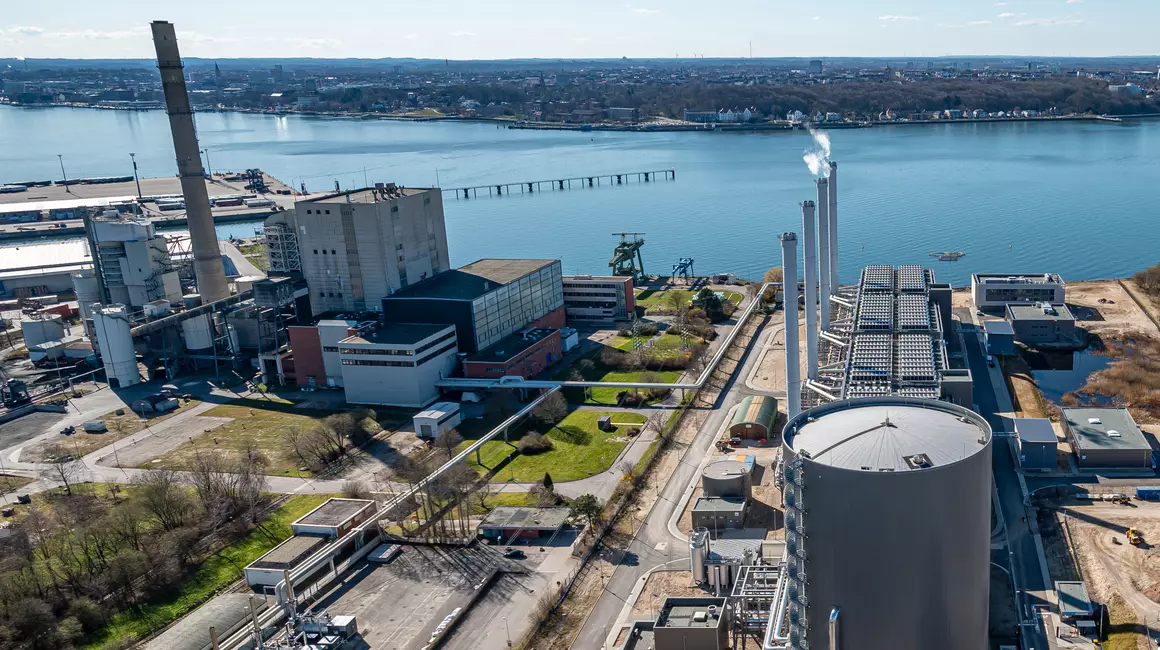 Das 14 Hektar große GKK-Gelände neben dem Küstenkraftwerk ist verkauft. Die Stadtwerke Kiel nutzen 7,5 Hektar für die weitere Dekarbonisierung der Kieler Fernwärme und der Seehafen Kiel 6,5 Hektar als Erweiterungsfläche.