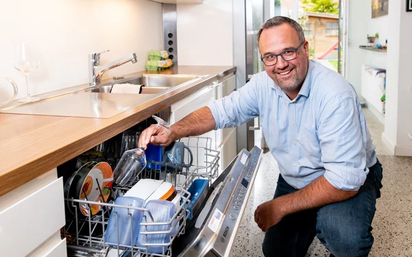 Im Haus der Stuers läuft der Geschirrspüler dann, wenn die Solaranlage gerade viel Strom produziert.