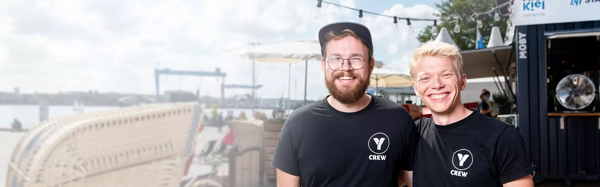 Zwei lächelnde junge Männer vom Fischbrötchenkiosk MOBY
