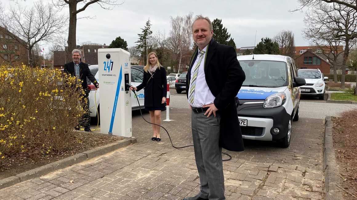 Schönbergs Bürgermeister Peter Kokocinski (re.) nahm gemeinsam mit Vanessa Böhnke, Tourist-Service Ostseebad Schönberg, und Klaus Jans, Stadtwerke Kiel AG, eine der beiden Ladesäulen in der Gemeinde in Betrieb. Schönbergs Bürgermeister Peter Kokocinski (re.) nahm gemeinsam mit Vanessa Böhnke, Tourist-Service Ostseebad Schönberg, und Klaus Jans, Stadtwerke Kiel AG, eine der beiden Ladesäulen in der Gemeinde in Betrieb.