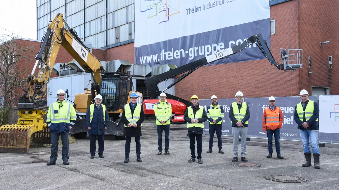 Gaben den Startschuss zum Rückbau (v.li.n.re.): Martin Hein, Technischer Geschäftsführer GKK, Wolfgang Thelen, Geschäftsführenderer Gesellschafter Thelen Gruppe, Ulf Kämpfer, Oberbürgermeister Landeshauptstadt Kiel, Jörg Teupen, Vorstand Technik und Personal Stadtwerke Kiel, Frank Meier, Vorstandsvorsitzender Stadtwerke Kiel, Dirk Claus, Geschäftsführer Seehafen Kiel, Markus Dorgerloh, Geschäftsführer Thelen Terra Beteiligungs GmbH, Matthias Brock, Kaufmännischer Geschäftsführer GKK und Kai Imberg, Geschäftsführer Thelen Industrial Demolition GmbH