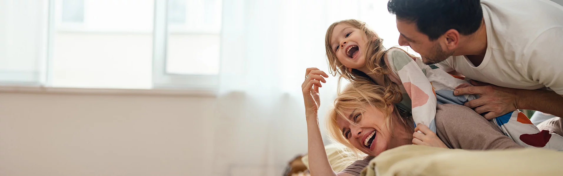 Familie auf Sofa, dekorativ