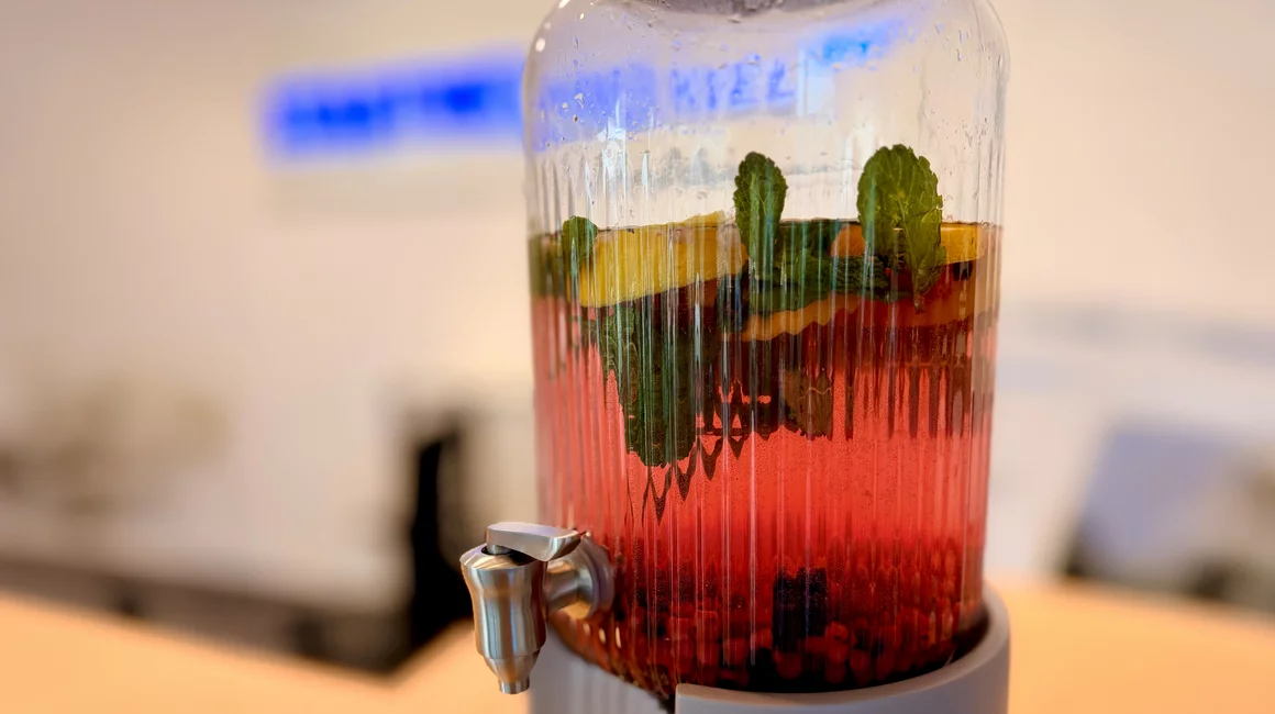 Infused Water: Leitungswasser mit frischem Obst, Gemüse, Kräutern oder Gewürzen natürlich aromatisieren.