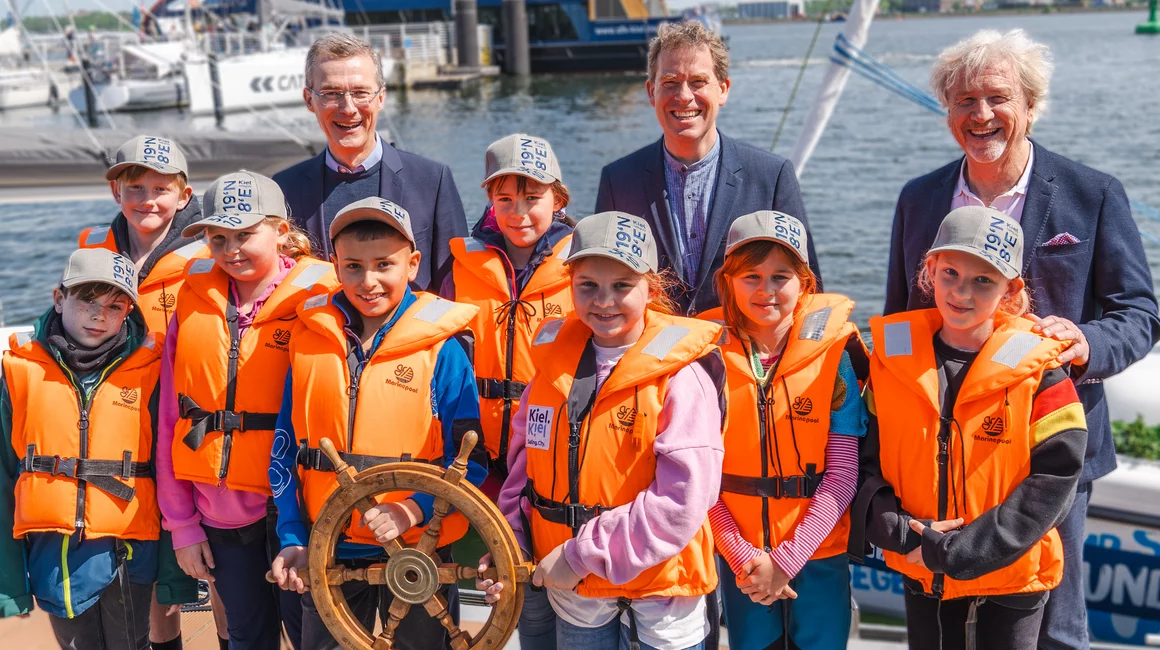 Schülerinnen und Schüler der Klasse 4b der Kieler Friedrich-Junge- Grundschule übernahmen symbolisch das Steuerrad von Stadtwerke-Vorstand Frank Meier, Oberbürgermeister Ulf Kämpfer und Kiel- Marketing-Chef Uwe Wanger.