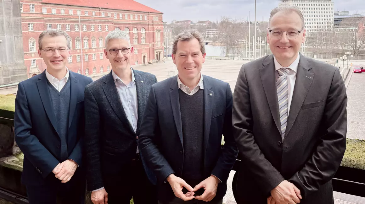 Gemeinsam für die Kommunale Wärmeplanung in Kiel: Frank Meier, Leiter Umweltschutzamt Andreas von der Heydt, Oberbürgermeister Ulf Kämpfer und Dr. Jörg Teupen (v.li.).