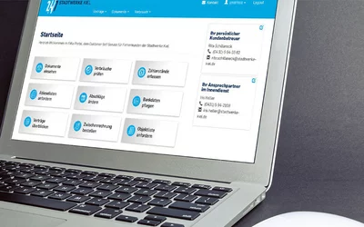 Laptop mit Startseite FiKu-Portal auf dem Monitor
