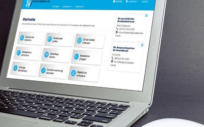 Laptop mit Startseite FiKu-Portal auf dem Monitor