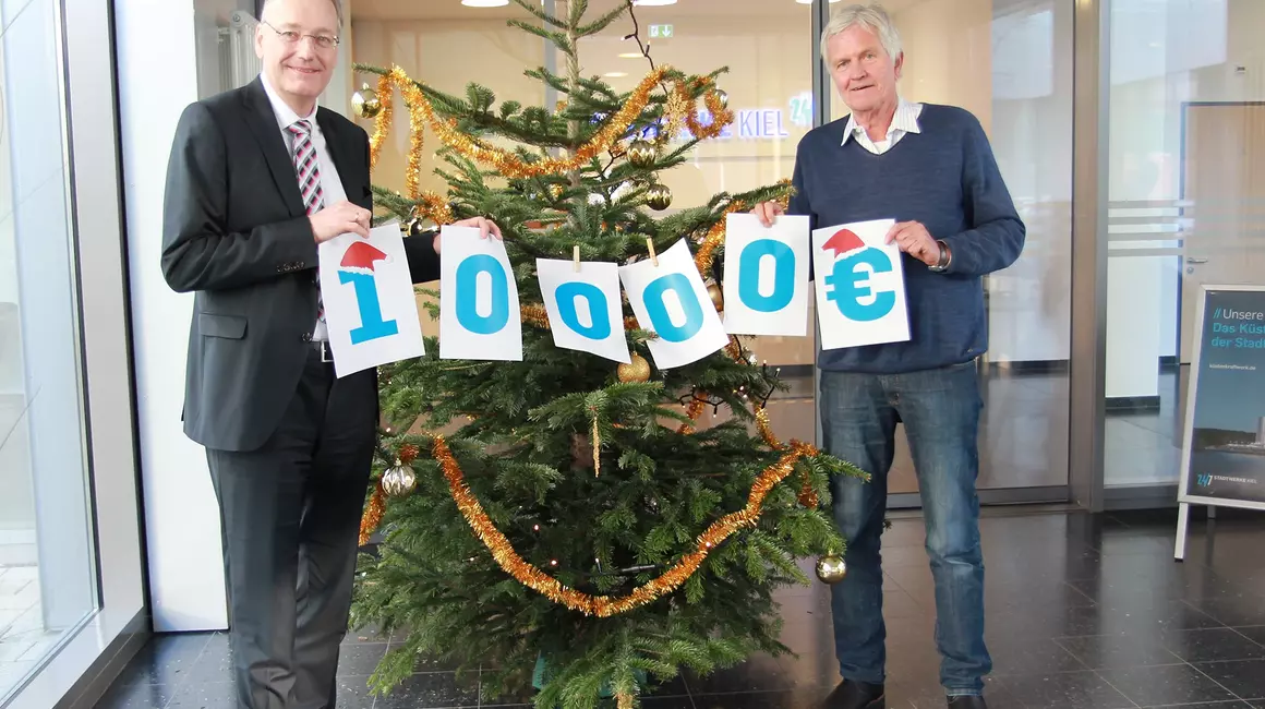 Schon Tradition: Statt vieler kleiner Weihnachtspräsente überreicht Dr. Jörg Teupen (li.) symbolisch 10.000 Euro an Nahmen Roeloffs für das Kieler Spendenparlament.