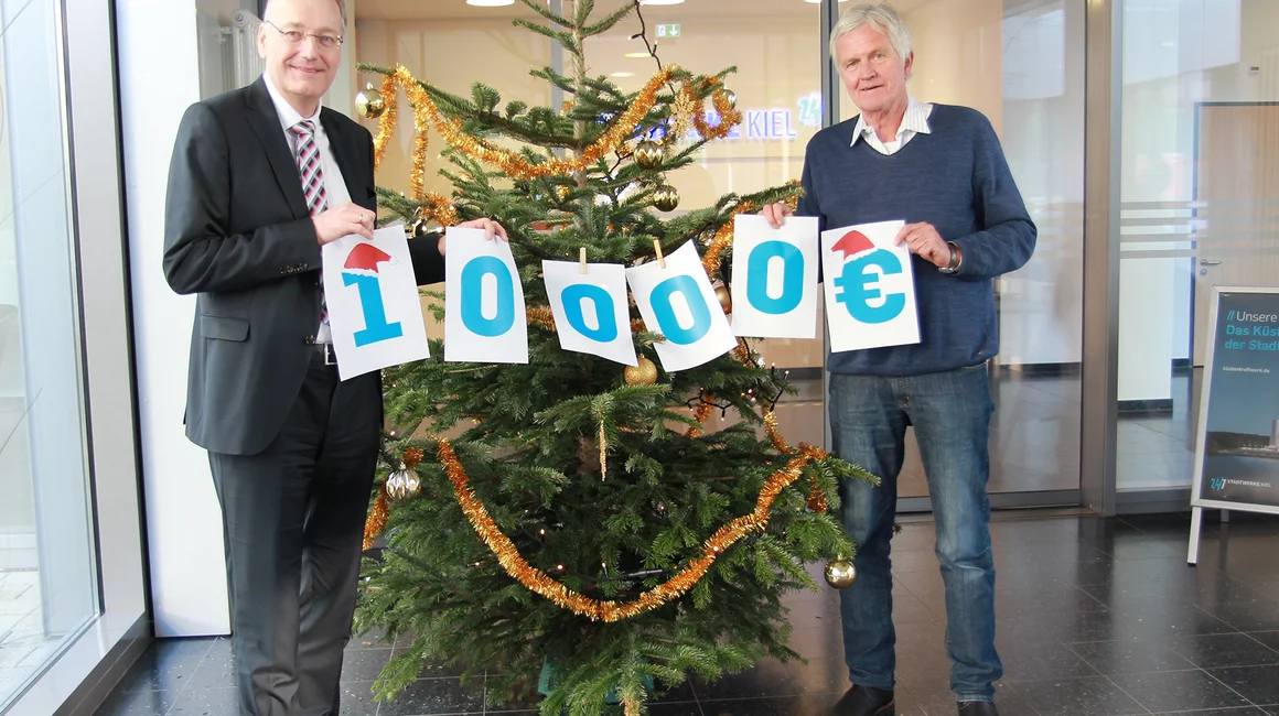 Schon Tradition: Statt vieler kleiner Weihnachtspräsente überreicht Dr. Jörg Teupen (li.) symbolisch 10.000 Euro an Nahmen Roeloffs für das Kieler Spendenparlament.