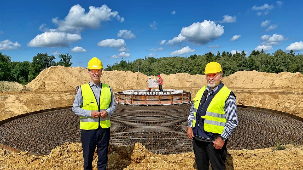 Frank Meier (li.) und Klaus-Heinrich Bünz verschafften sich einen persönlichen Eindruck vom Fortschritt der Bauarbeiten für die vier Windkraftanlagen.